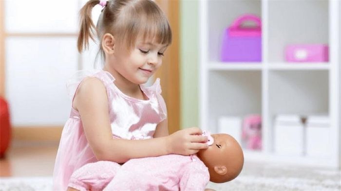 Chơi với búp bê giúp con học cách hiểu biết người khác. Nguồn ảnh: what moms love