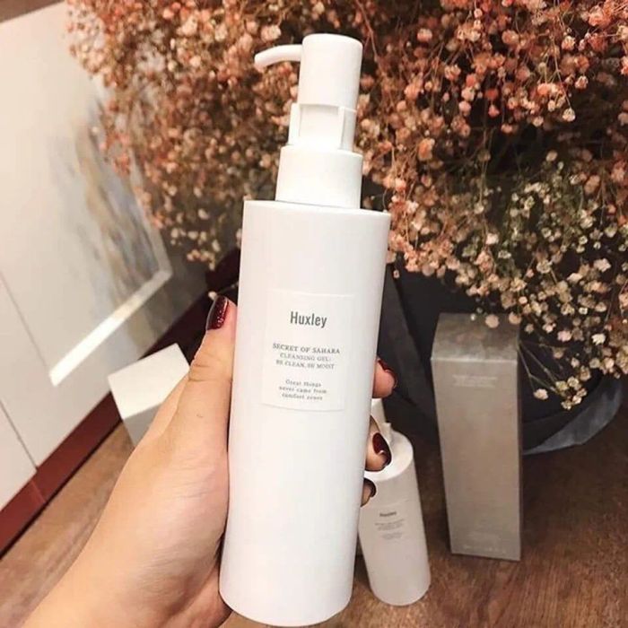 Sữa rửa mặt Huxley Cleansing Gel được đánh giá cao về độ lành tính