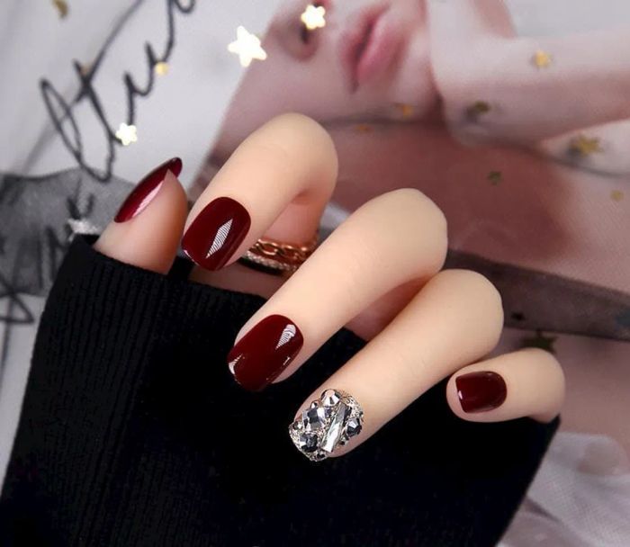 Mẫu nail màu đỏ rượu