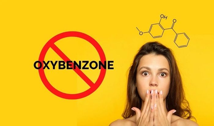 Chọn kem chống nắng cho da mụn không có oxybenzone và paraben.