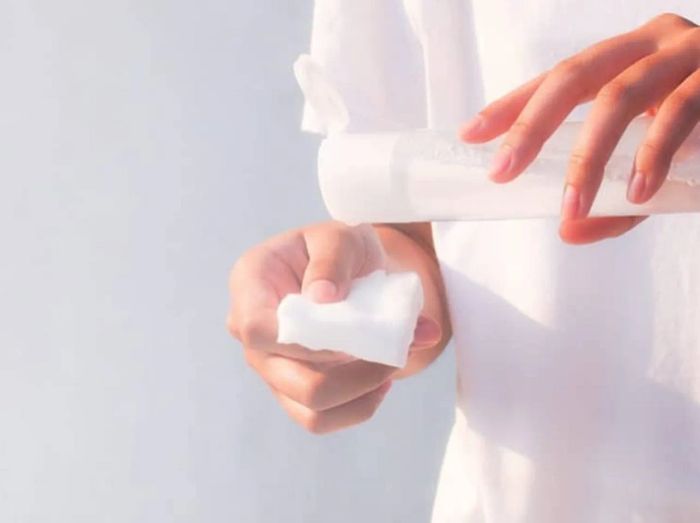 Thoa toner/nước hoa hồng trước khi đắp mặt nạ giấy