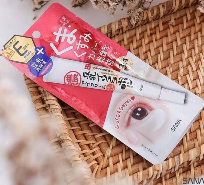 Kem trị thâm mắt Sana của Nhật