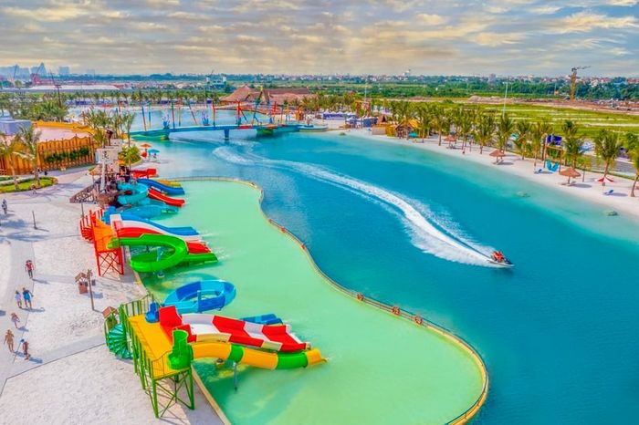 Cùng bạn bè tận hưởng kỳ nghỉ bên bờ biển tại VinWonders Wave Park & Water Park