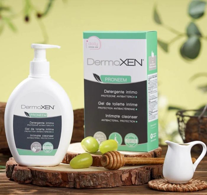 Dung dịch vệ sinh phụ nữ cho bà bầu DermoXen Proneem, một sản phẩm đáng tin cậy cho sức khỏe phụ nữ.