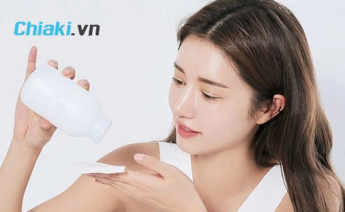 Nước tẩy trang hỗ trợ loại bỏ tạp chất trên da