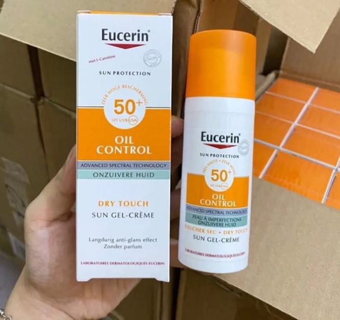 Kem chống nắng Eucerin cho da dầu mụn