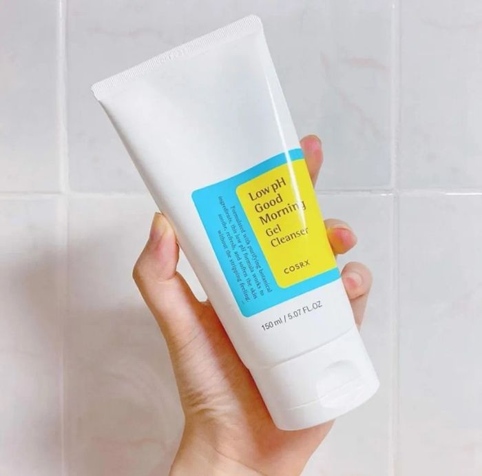 Cosrx Low pH Good Morning Gel Cleanser - Sự lựa chọn hàng đầu cho nam giới trong việc chăm sóc da mặt và ngăn ngừa mụn.