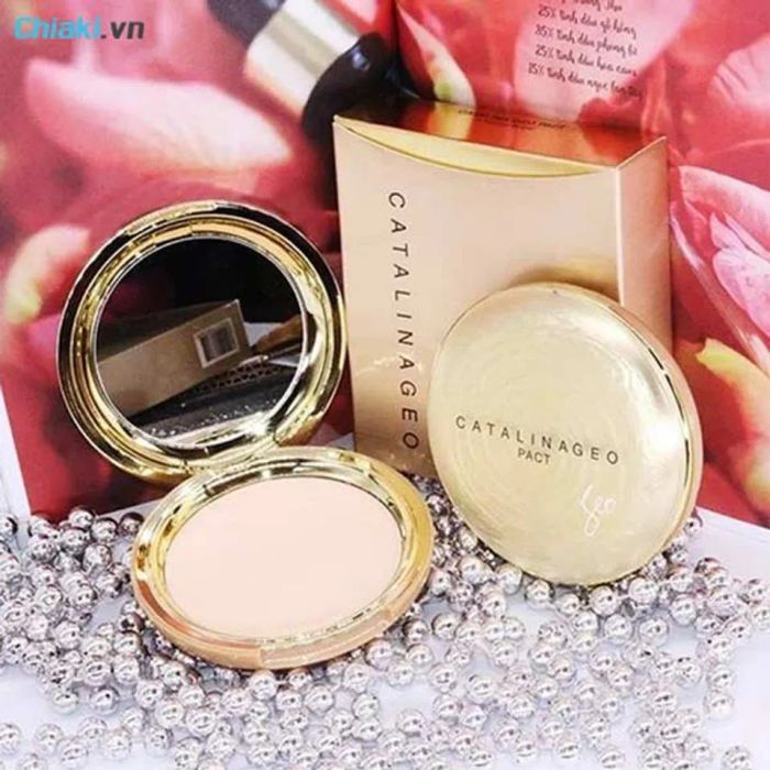 Phấn phủ kiềm dầu Geo Lamy Catalina Golden Pact là sự lựa chọn hoàn hảo.