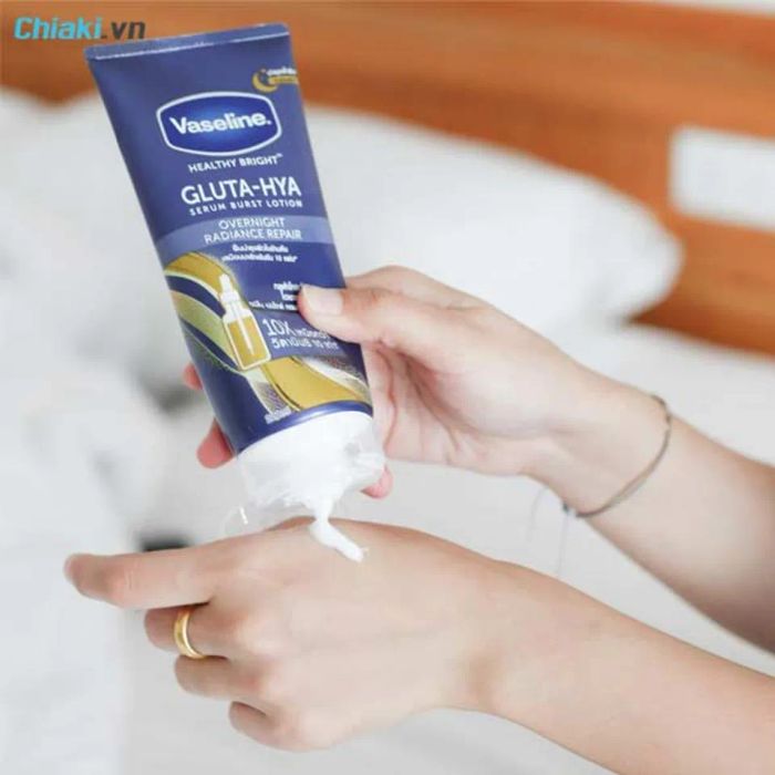 Sữa dưỡng thể phục hồi da Vaseline Gluta Hya Overnight