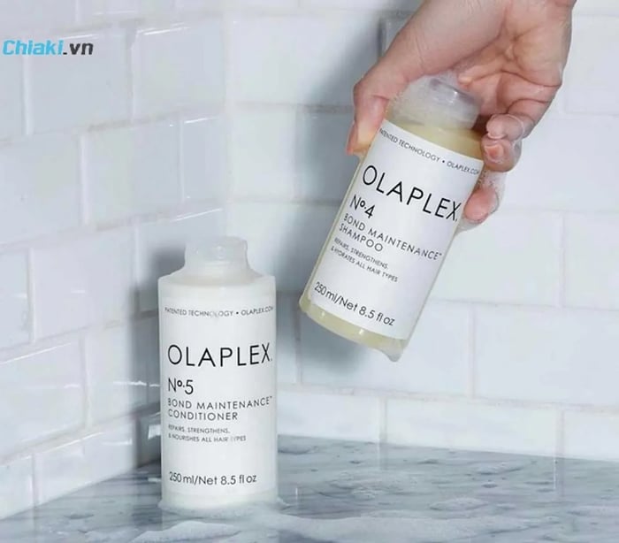 Cặp dầu gội xả Olaplex No.4 và No.5 giúp tóc trở nên bóng khỏe.