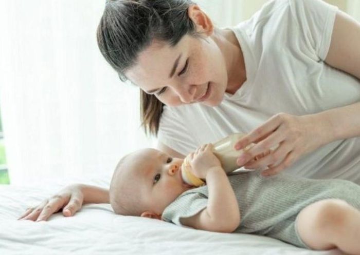 Cha mẹ nên bắt đầu tập cho bé cầm bình sữa từ khi bé 6 tháng tuổi. Nguồn từ theasianparent