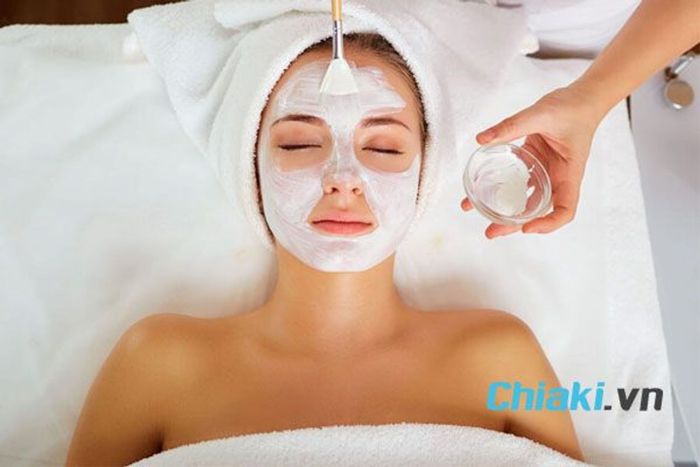 Massage da mặt bằng dầu dừa mỗi ngày