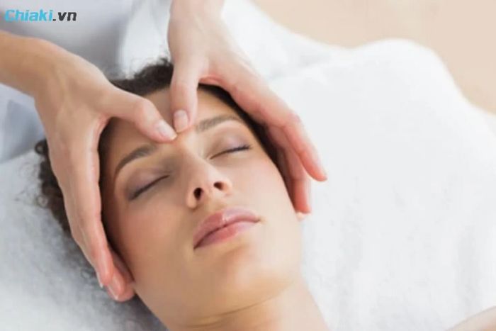 Sử dụng đầu ngón tay để massage vùng xương mắt và đầu gối mũi để giảm căng thẳng cho mắt