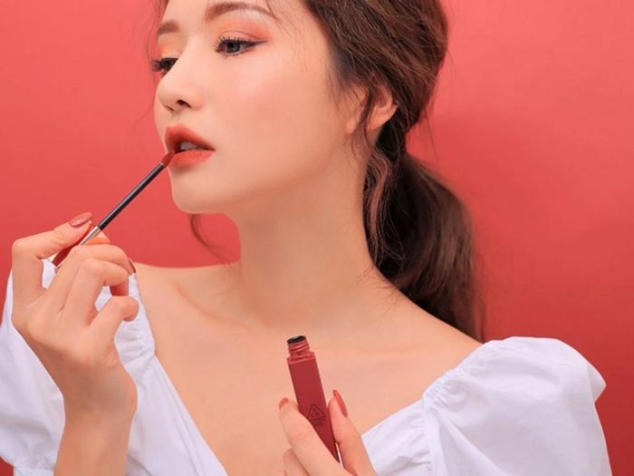 Son kem 3CE Cloud Lip Tint màu Live A Little đỏ gạch