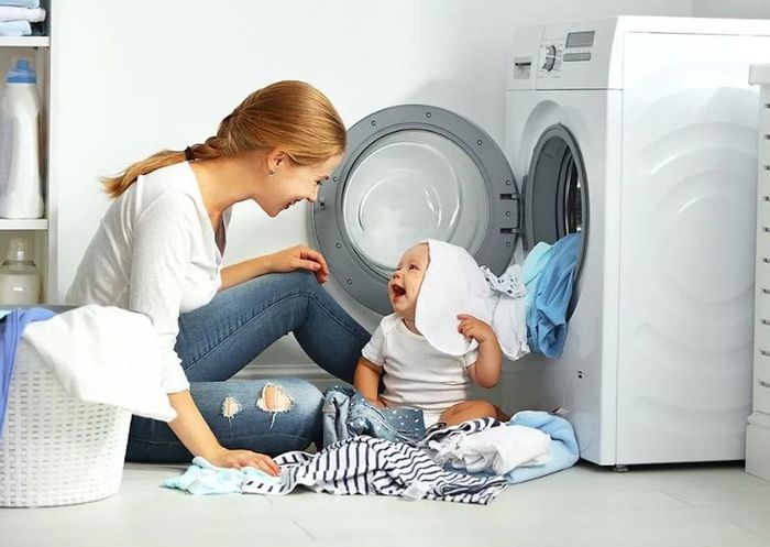 Bí quyết giặt đồ cho bé dễ dàng với cha mẹ. Nguồn: cdnparenting