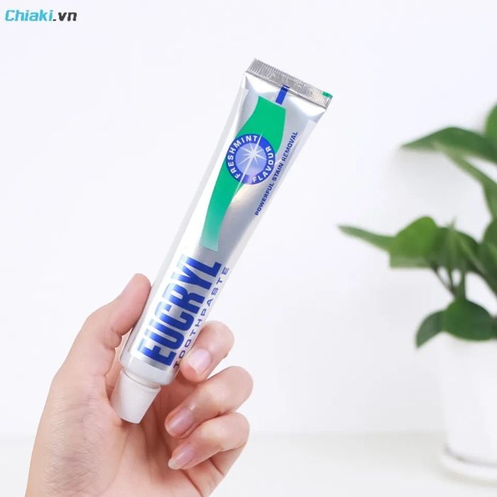 Kem đánh răng Eucryl toothpaste cải thiện vấn đề răng ố vàng khi niềng