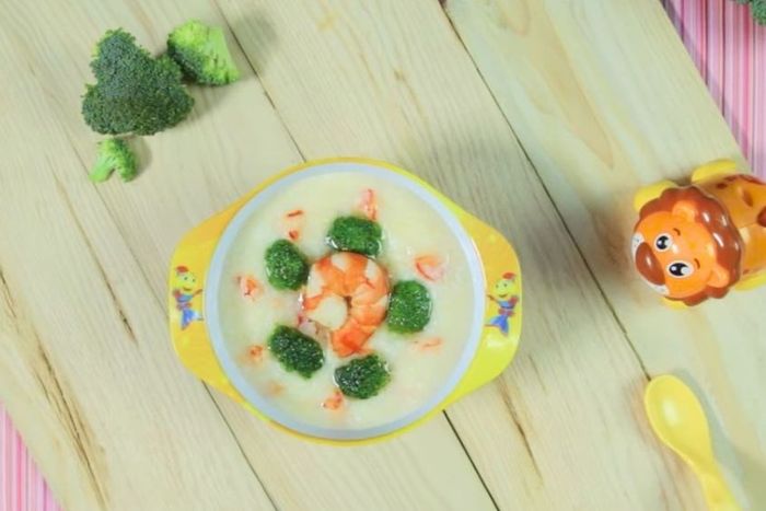 Cháo phô mai với tôm và bông cải xanh cho bé ăn dặm