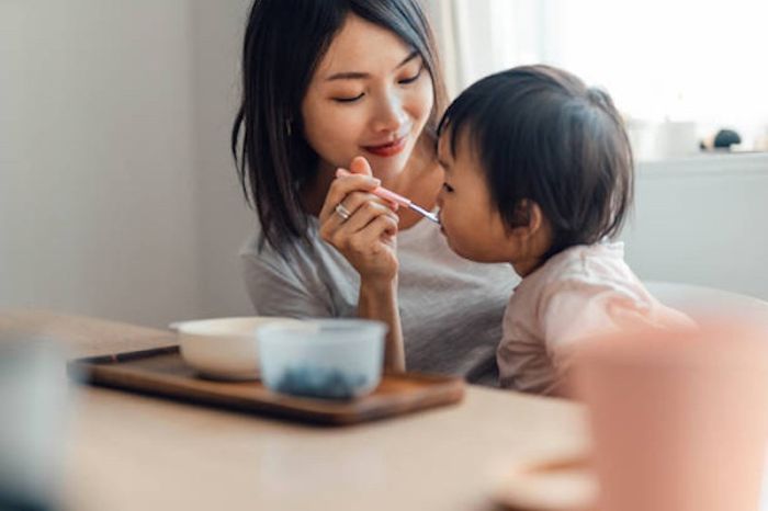 Nên hạn chế lượng cá hồi cho bé ăn tổng cộng khoảng hai lần một tuần. Nguồn: Getty Images.