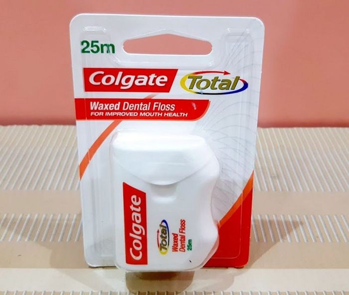 Dây chỉ nha khoa sáp Colgate Waxed Dental Floss