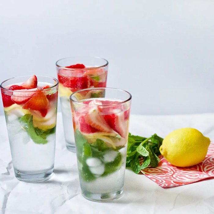 Làm detox từ dâu và chanh rất dễ.
