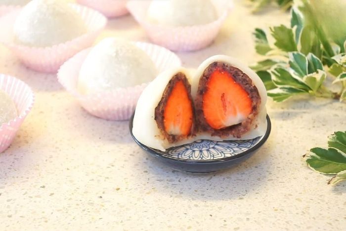 Thành phẩm là món bánh mochi dâu tây đậu đỏ cho bé yêu tập ăn dặm