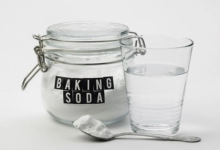 Súc miệng bằng baking soda để làm thơm hơi thở