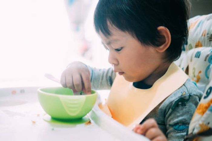 Hãy cắt hoặc thái cá thành từng miếng vừa ăn để bé dễ cầm và ăn. Nguồn: Getty Images.