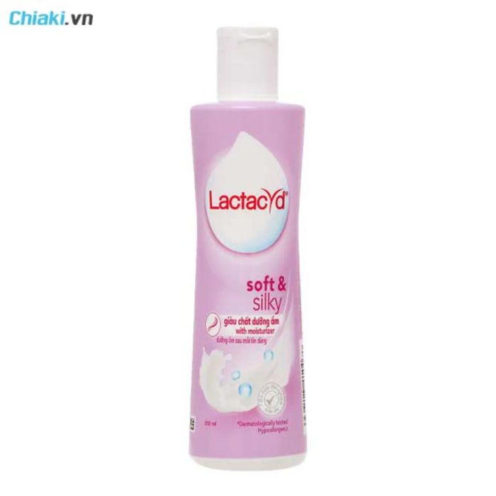 Dung dịch vệ sinh phụ nữ Lactacyd Soft & Silky