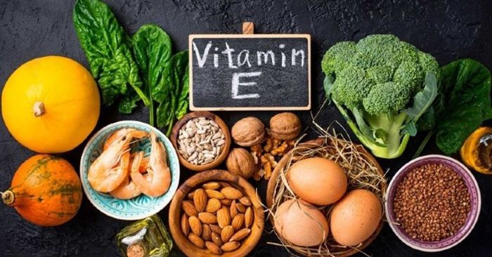 Vitamin E đóng vai trò quan trọng trong việc cải thiện tình trạng rụng tóc sau sinh.