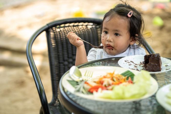 Bổ sung sắt cho trẻ bằng cách cho ăn socola đen