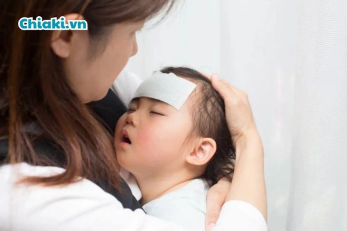 Miếng dán giảm sốt là một lựa chọn phổ biến mà nhiều mẹ tin tưởng.