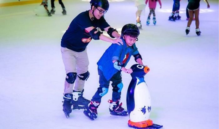 Tại Vinpearl Land Ice Rink, các em nhỏ sẽ được trải nghiệm niềm vui khi trượt băng. Nguồn: internet