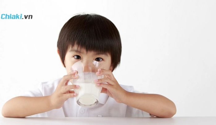Có nên cho bé uống sữa đêm không?