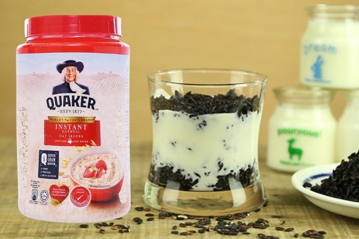 Kết hợp sữa chua nếp cẩm với Yến mạch nguyên chất cán dẹt Quaker 600g