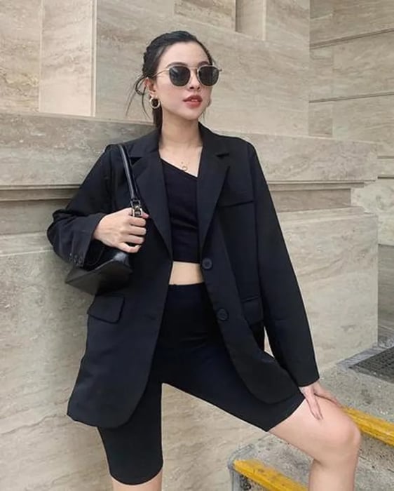 Phối đồ với túi kẹp nách theo phong cách street style cá tính cho các cô nàng