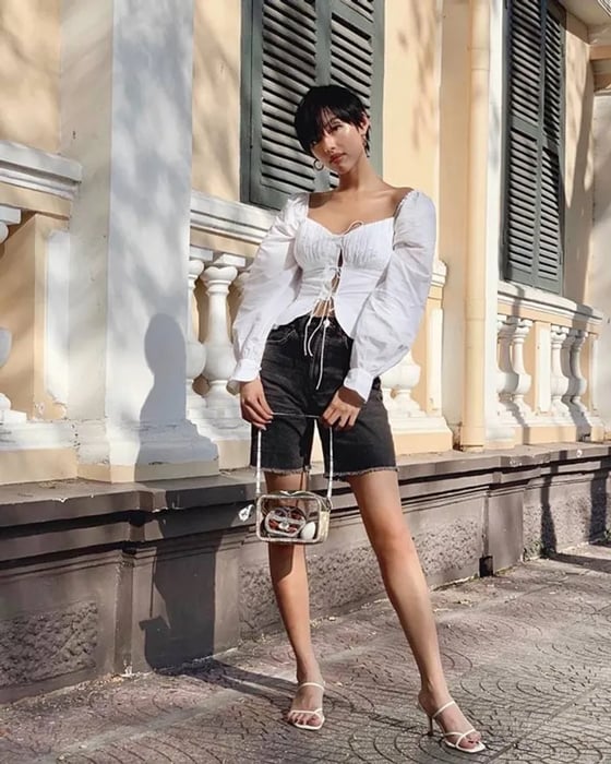 Phối đồ với túi đeo chéo theo phong cách street style cá tính