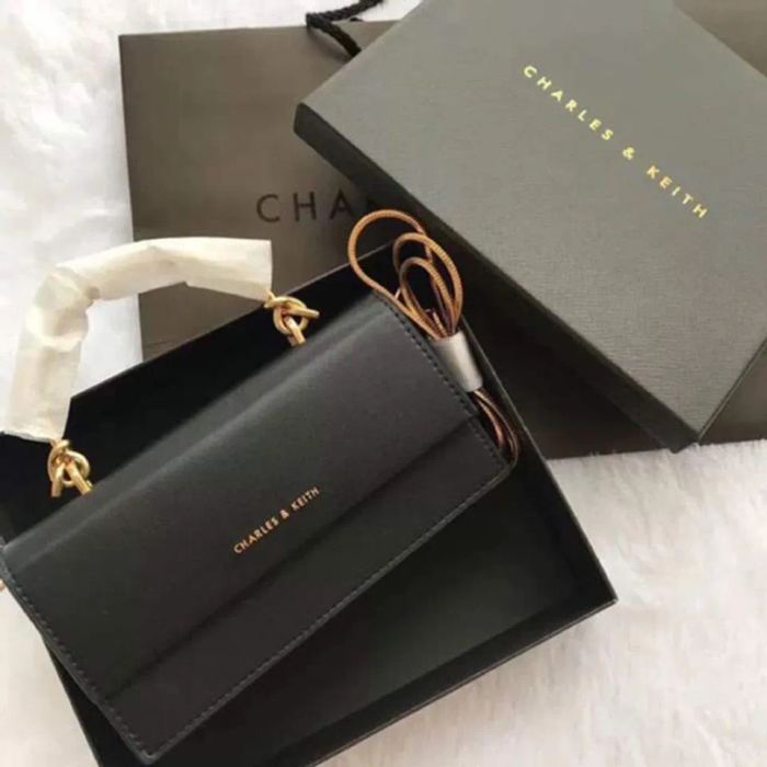 Nhận biết túi Charles & Keith chính hãng qua hộp đựng túi dễ dàng