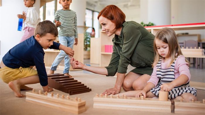 Các giáo viên Montessori tương tác với trẻ bằng sự tôn trọng thực sự. Nguồn ảnh: Canva pro