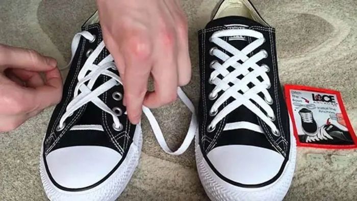 Cách buộc dây giày Converse hình mắt cáo độc đáo