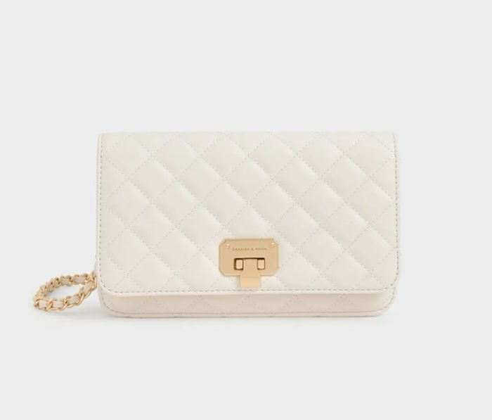 Túi đeo chéo nữ Charles & Keith Quilted Push-Lock Clutch màu kem đẹp