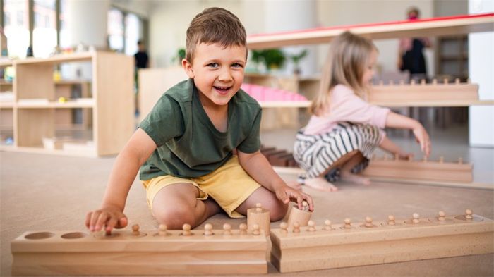 Trong lớp học Montessori, trẻ được tự do di chuyển và chọn lựa các hoạt động học. Nguồn ảnh: Canva pro