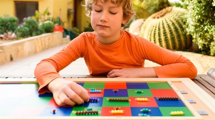 Mục tiêu chính của Montessori là giáo dục trẻ em tự lập. Hình ảnh từ Canva Pro.