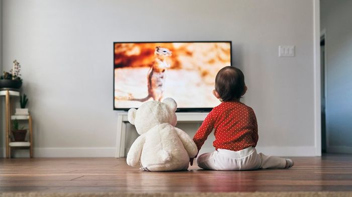 Bố mẹ thường phải đối mặt với câu hỏi liệu nên cho trẻ xem TV và phim ảnh không.