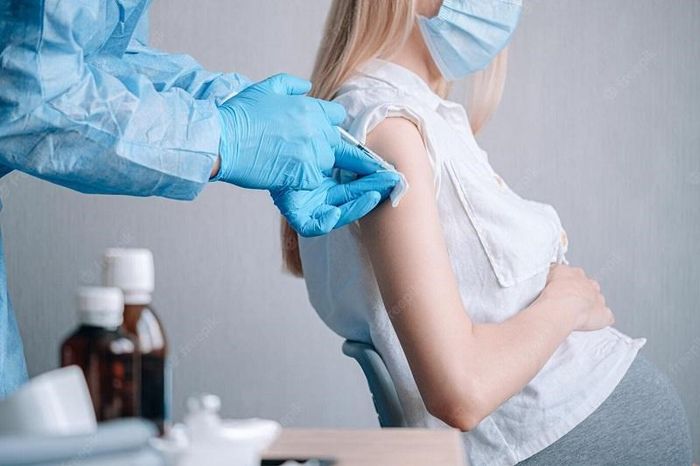 Việc tiêm vaccine tăng cường COVID-19 là rất quan trọng đối với phụ nữ đang mang thai. (Nguồn ảnh: freepik)