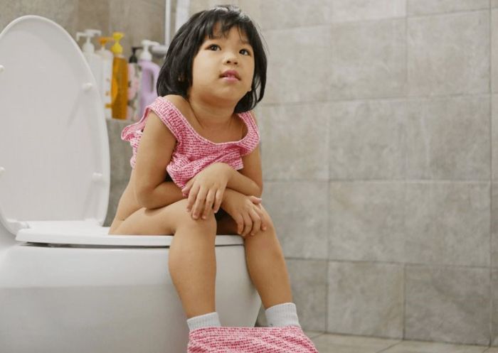 Cha mẹ nên tập cho bé kỹ năng ngồi trên toilet. Nguồn từ mẹ