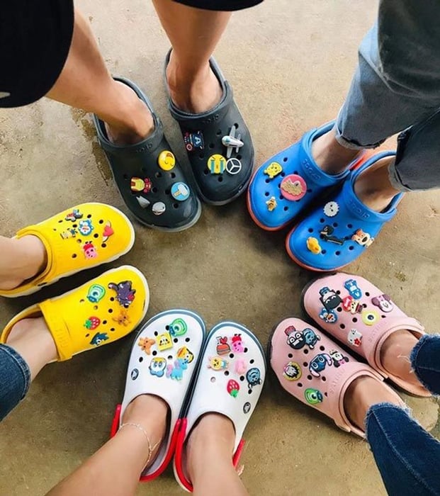 Sandal Crocs đi biển cho nữ cá tính