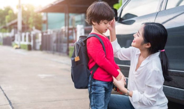 Hỏi về các hoạt động trong ngày, như việc hỏi trẻ về một câu chuyện muốn kể với giáo viên hoặc bạn bè. Nguồn: iStock