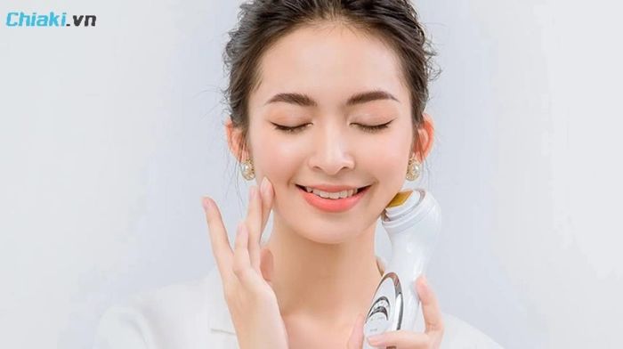 Máy massage mặt ion giúp giảm mệt mỏi và thư giãn