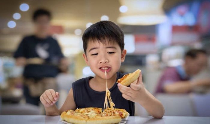 Hãy lên kế hoạch cho chuyến đi chơi sau giờ học, chẳng hạn như đưa con đi ăn pizza. Nguồn: iStock