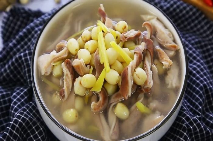 Bao tử heo hầm hạt sen là món ăn giúp kích thích sữa mẹ sau sinh mổ. Ảnh: Internet